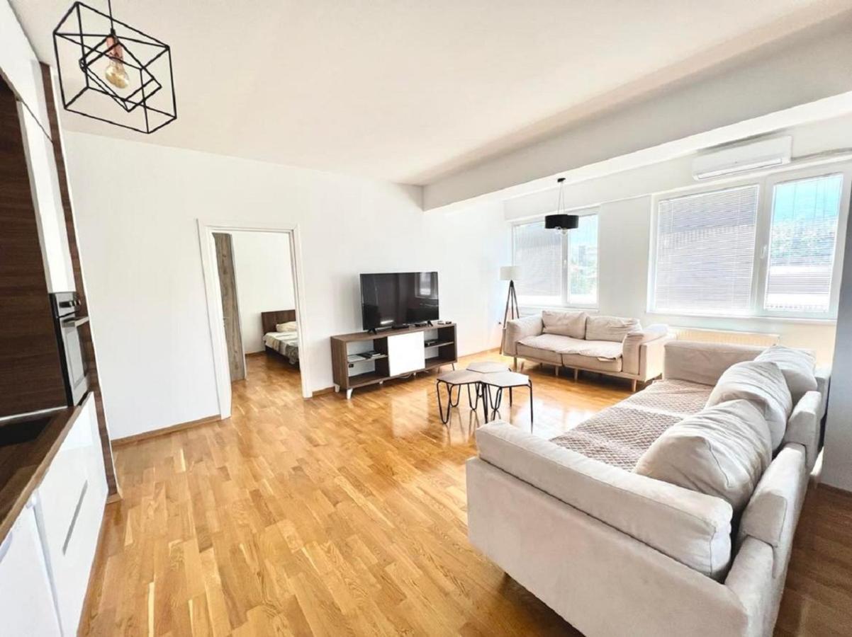 High-End Spacious Apartment Next To City Mall Skopje Bagian luar foto