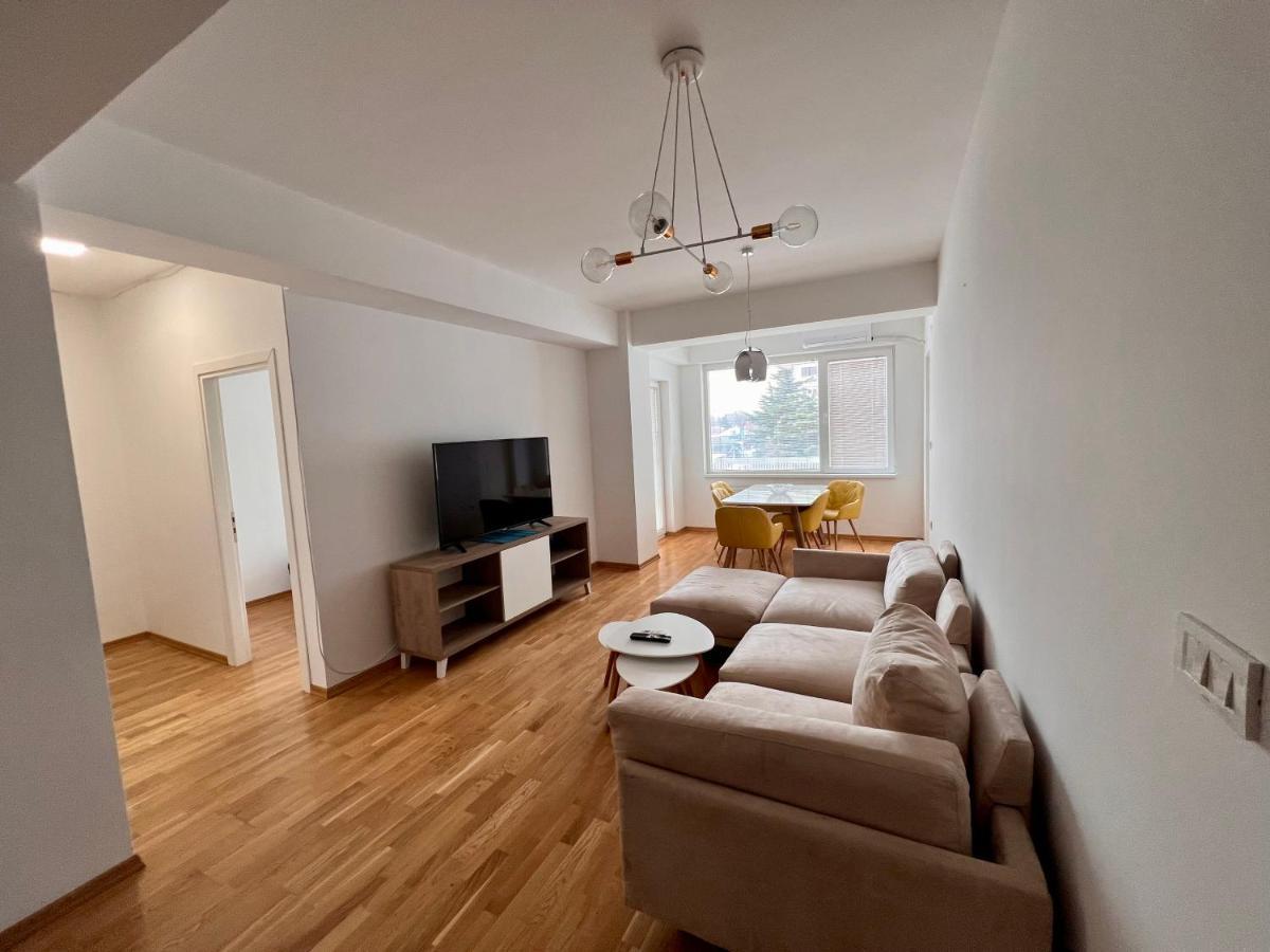 High-End Spacious Apartment Next To City Mall Skopje Bagian luar foto