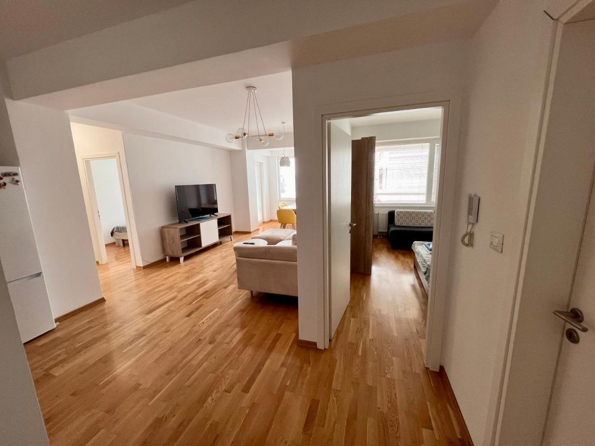 High-End Spacious Apartment Next To City Mall Skopje Bagian luar foto
