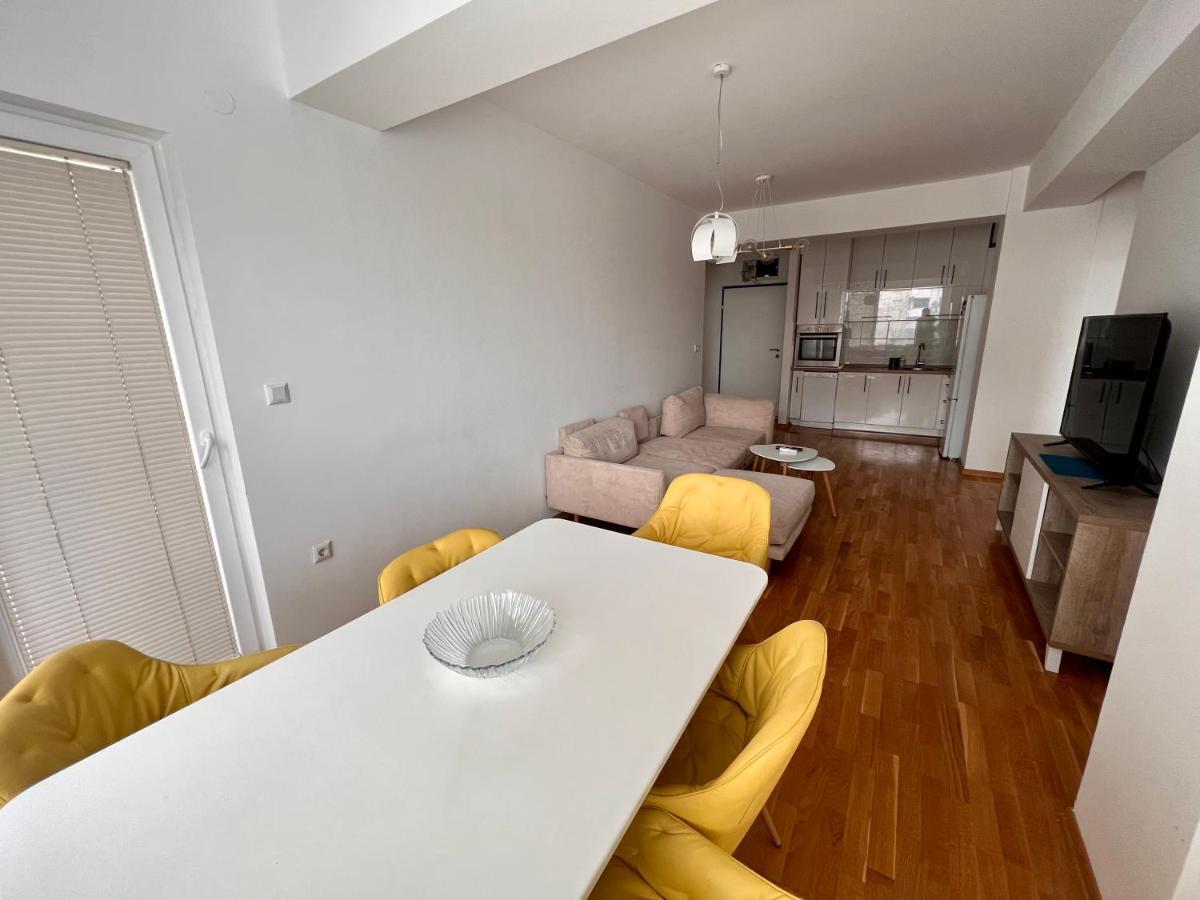 High-End Spacious Apartment Next To City Mall Skopje Bagian luar foto