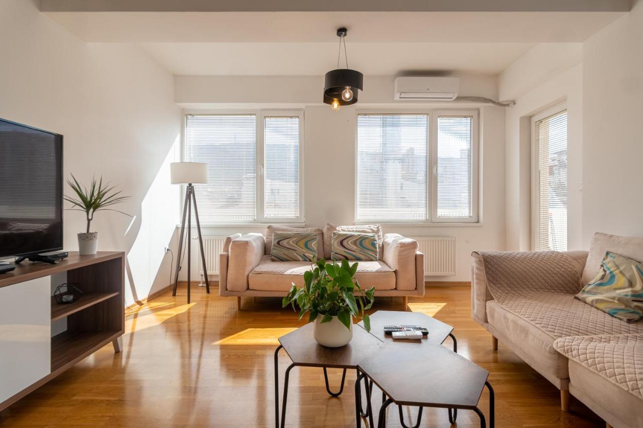 High-End Spacious Apartment Next To City Mall Skopje Bagian luar foto