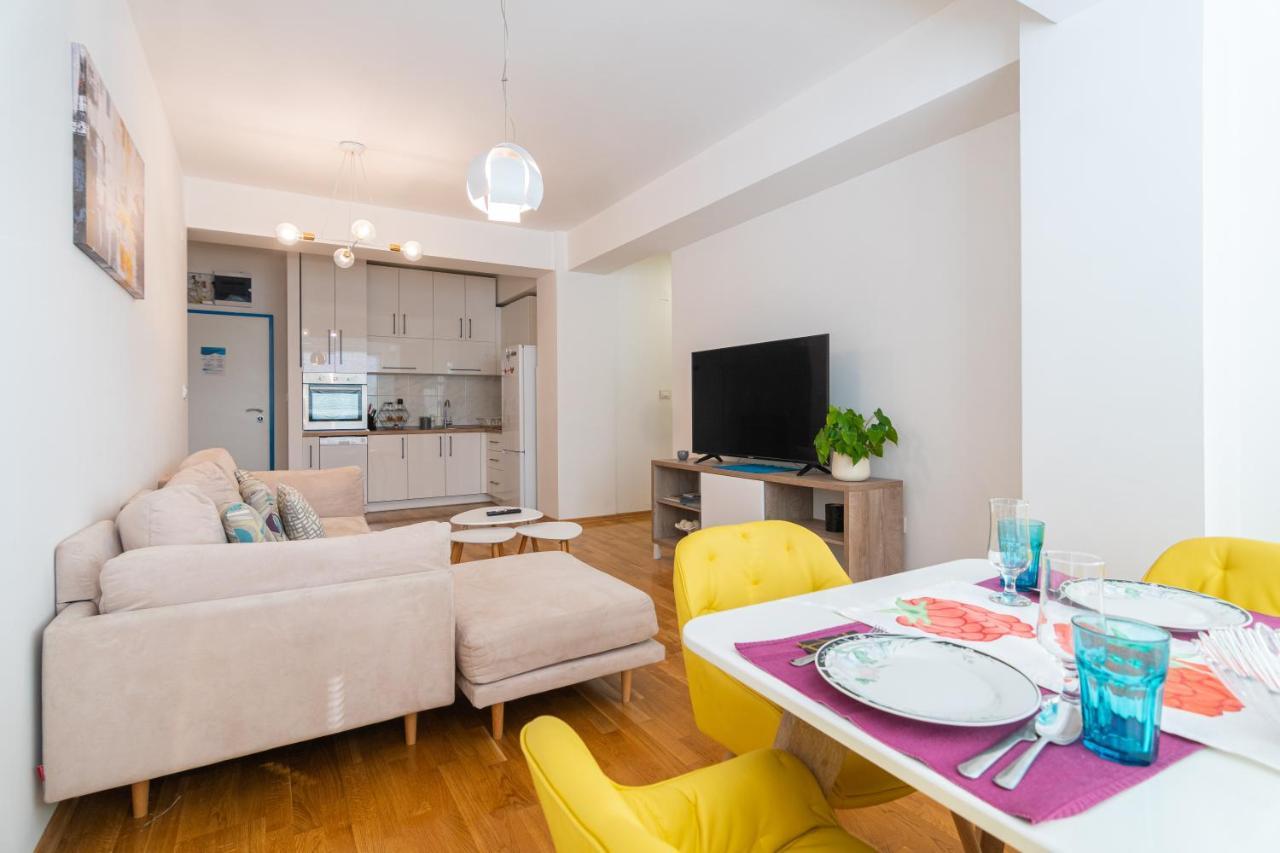 High-End Spacious Apartment Next To City Mall Skopje Bagian luar foto