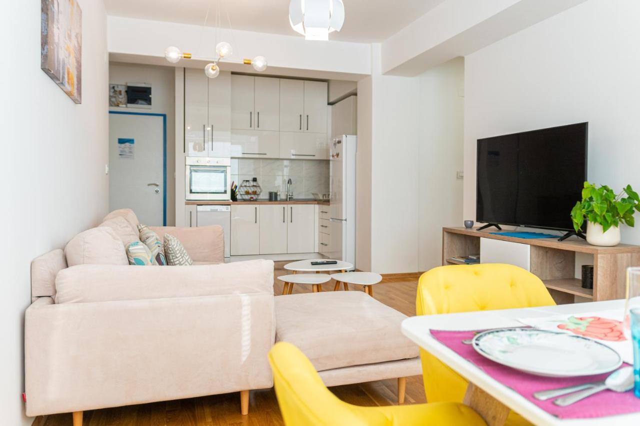High-End Spacious Apartment Next To City Mall Skopje Bagian luar foto
