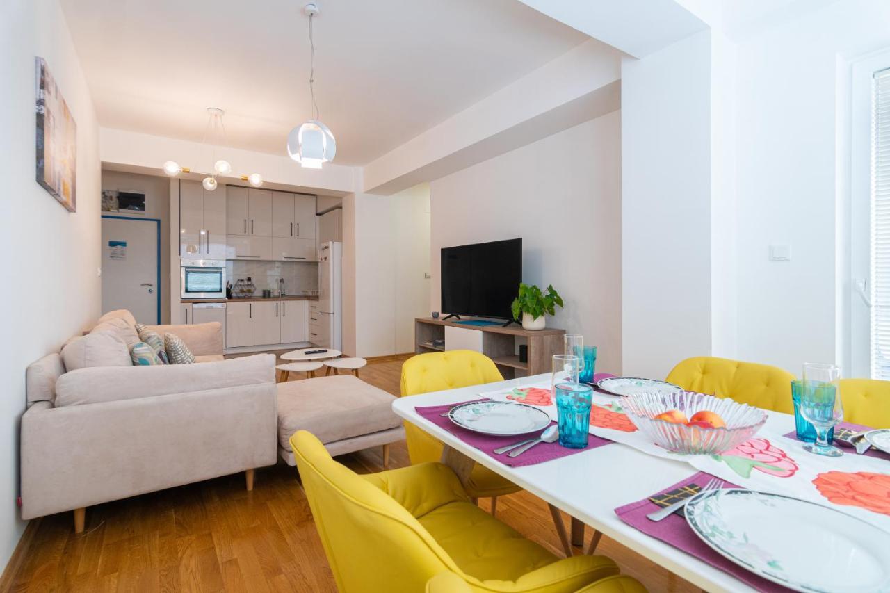 High-End Spacious Apartment Next To City Mall Skopje Bagian luar foto