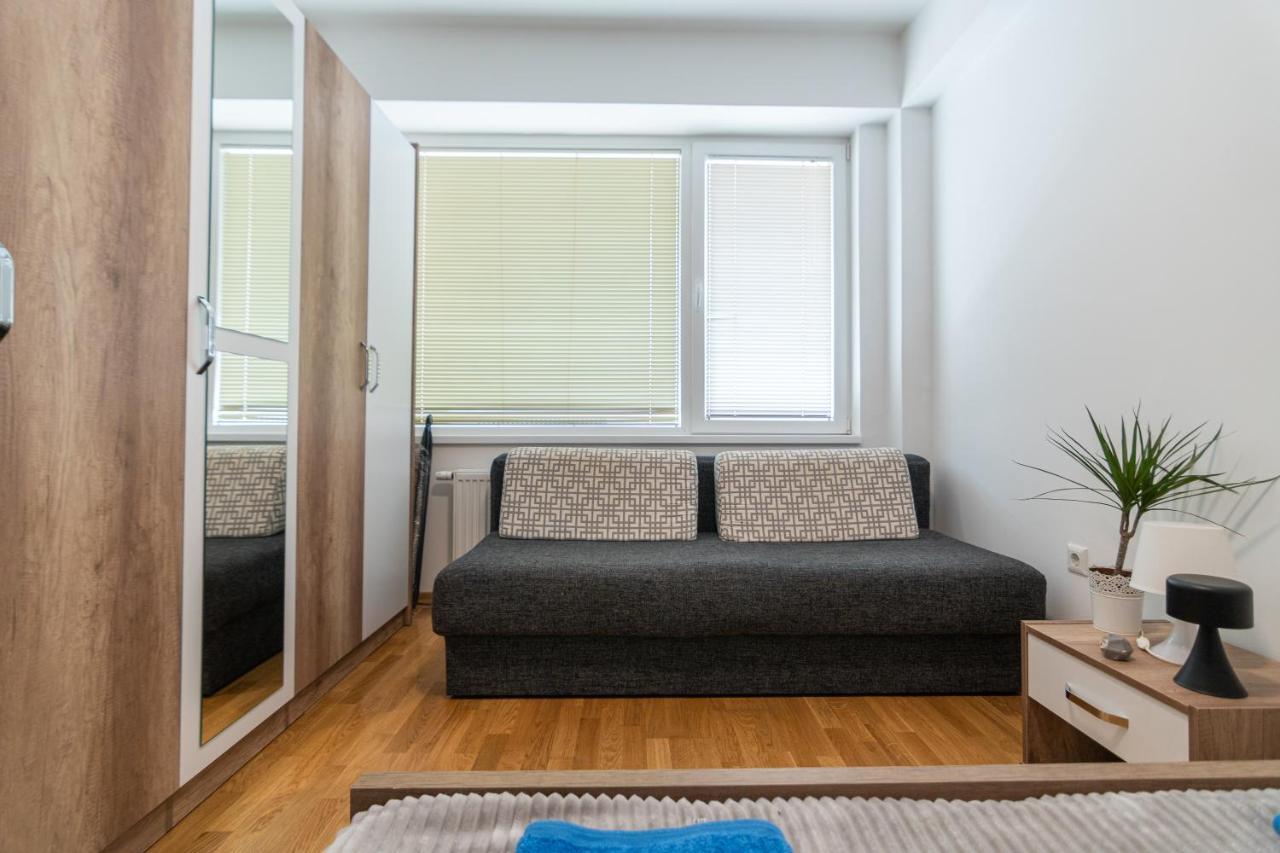 High-End Spacious Apartment Next To City Mall Skopje Bagian luar foto