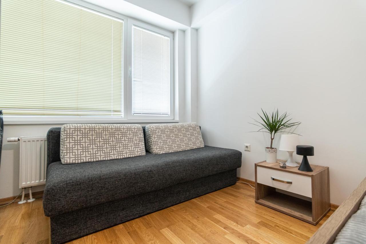High-End Spacious Apartment Next To City Mall Skopje Bagian luar foto