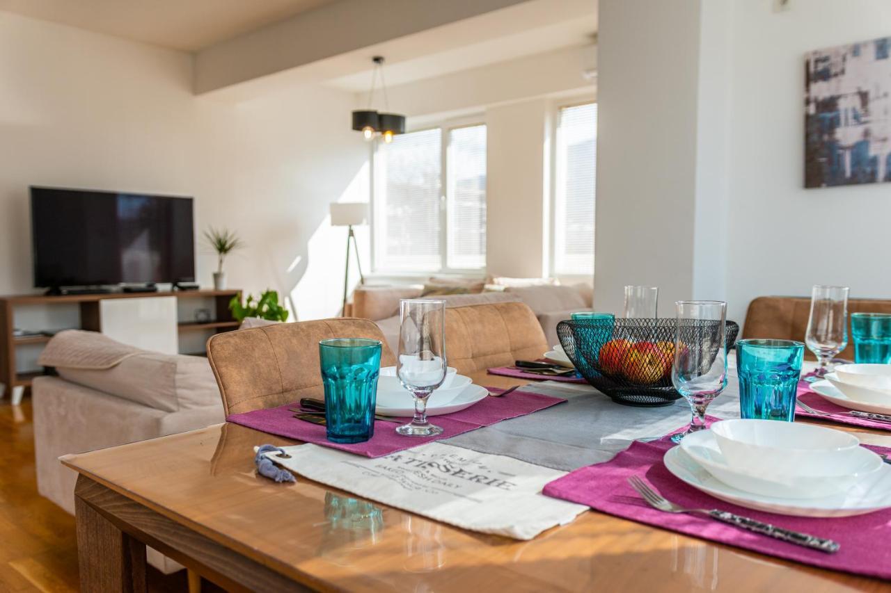 High-End Spacious Apartment Next To City Mall Skopje Bagian luar foto