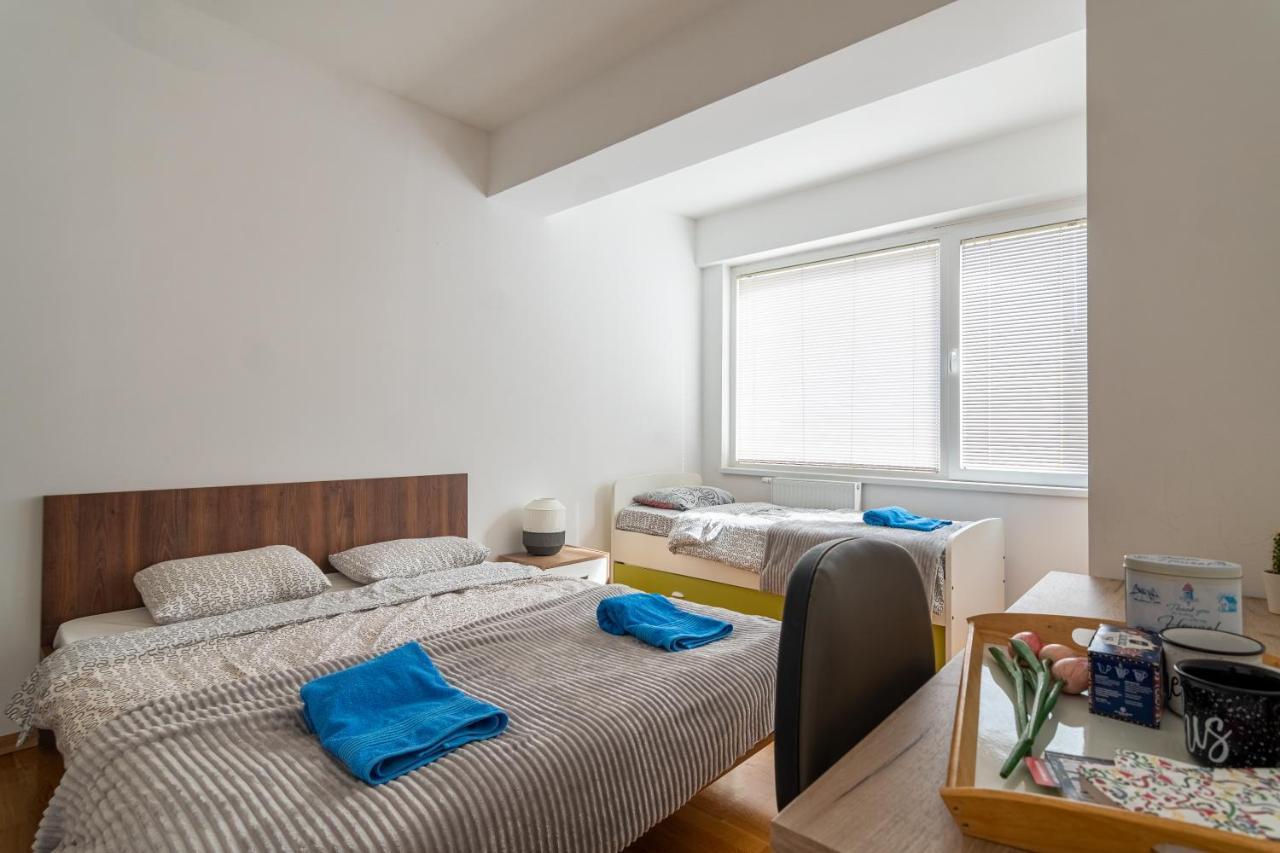 High-End Spacious Apartment Next To City Mall Skopje Bagian luar foto