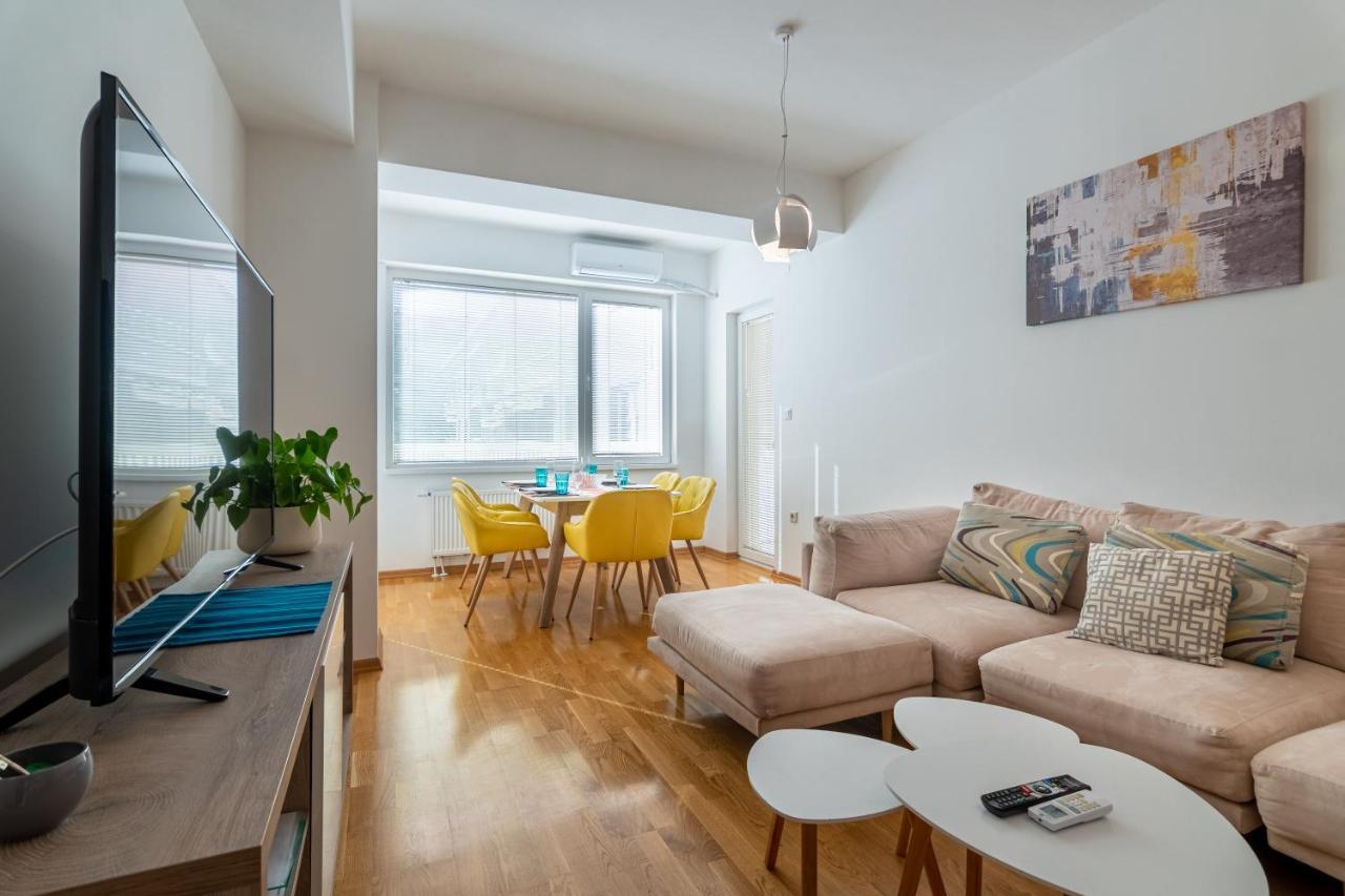 High-End Spacious Apartment Next To City Mall Skopje Bagian luar foto