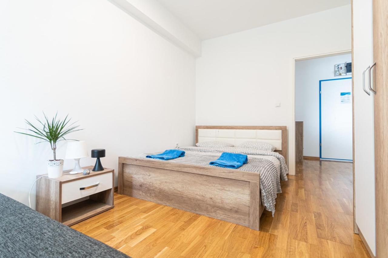 High-End Spacious Apartment Next To City Mall Skopje Bagian luar foto