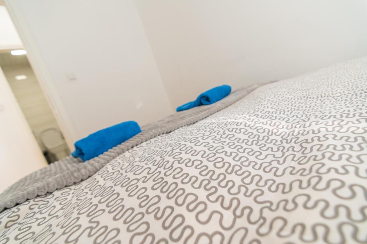 High-End Spacious Apartment Next To City Mall Skopje Bagian luar foto