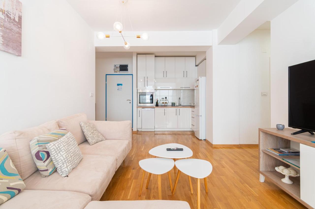 High-End Spacious Apartment Next To City Mall Skopje Bagian luar foto