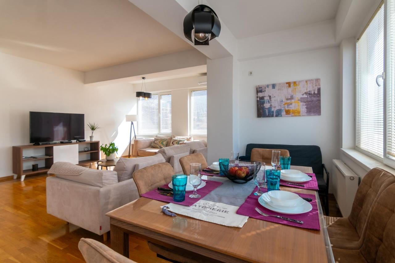 High-End Spacious Apartment Next To City Mall Skopje Bagian luar foto