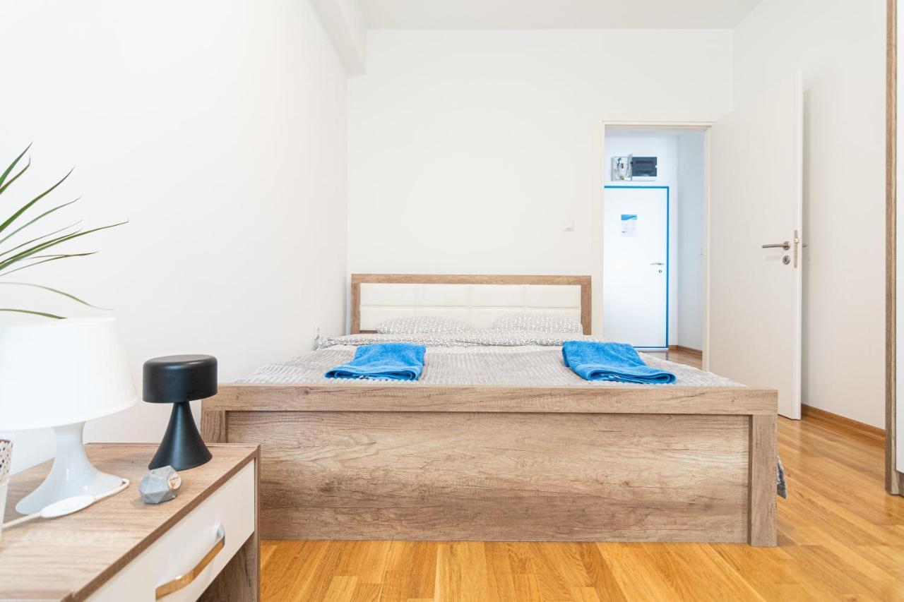 High-End Spacious Apartment Next To City Mall Skopje Bagian luar foto