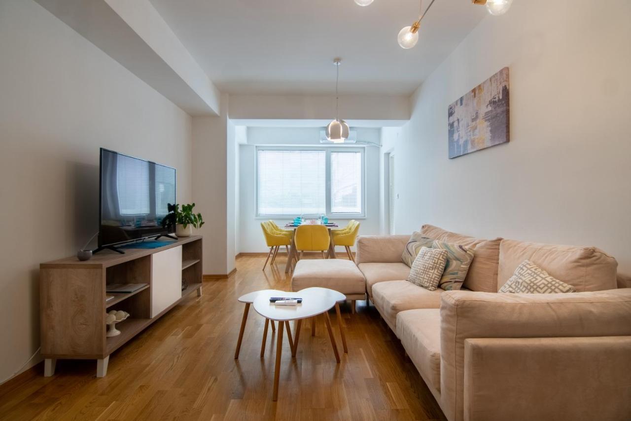High-End Spacious Apartment Next To City Mall Skopje Bagian luar foto