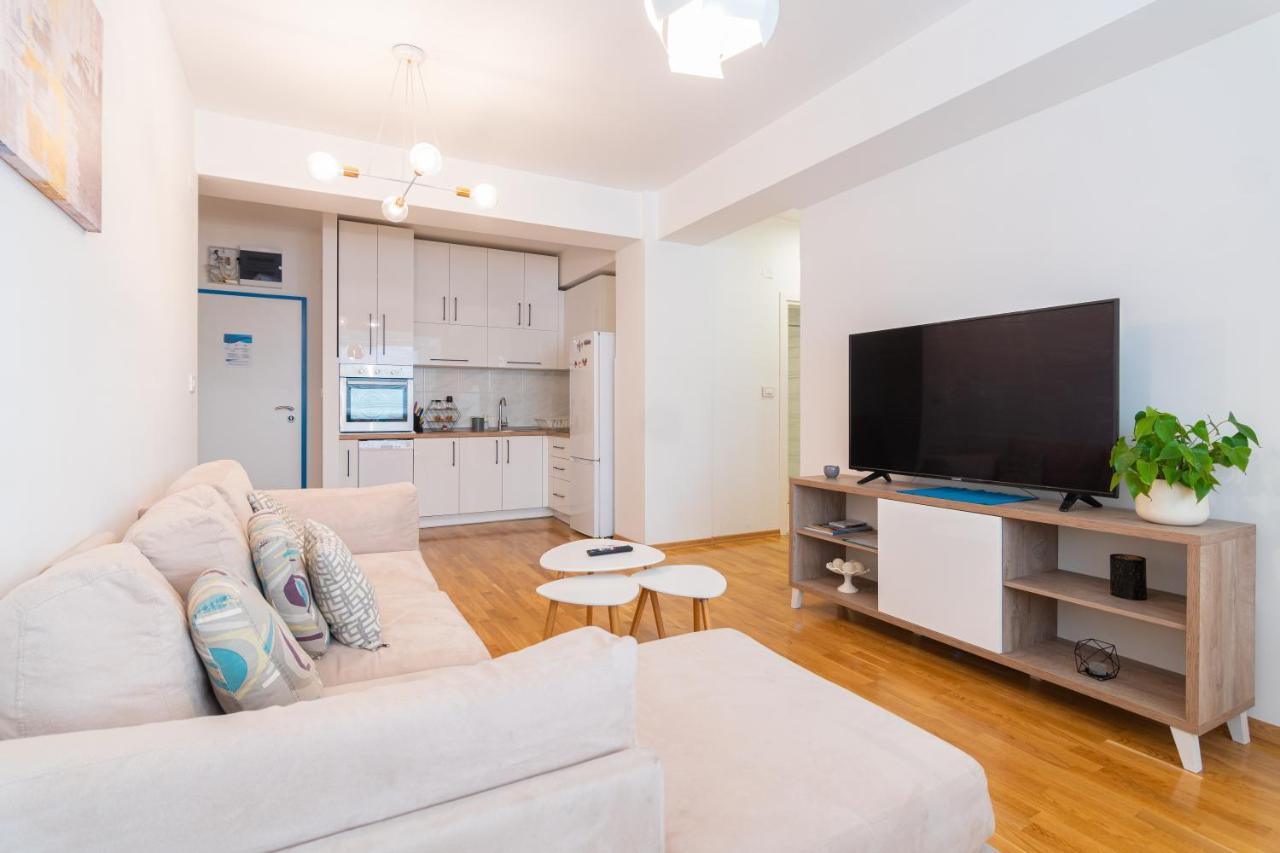 High-End Spacious Apartment Next To City Mall Skopje Bagian luar foto