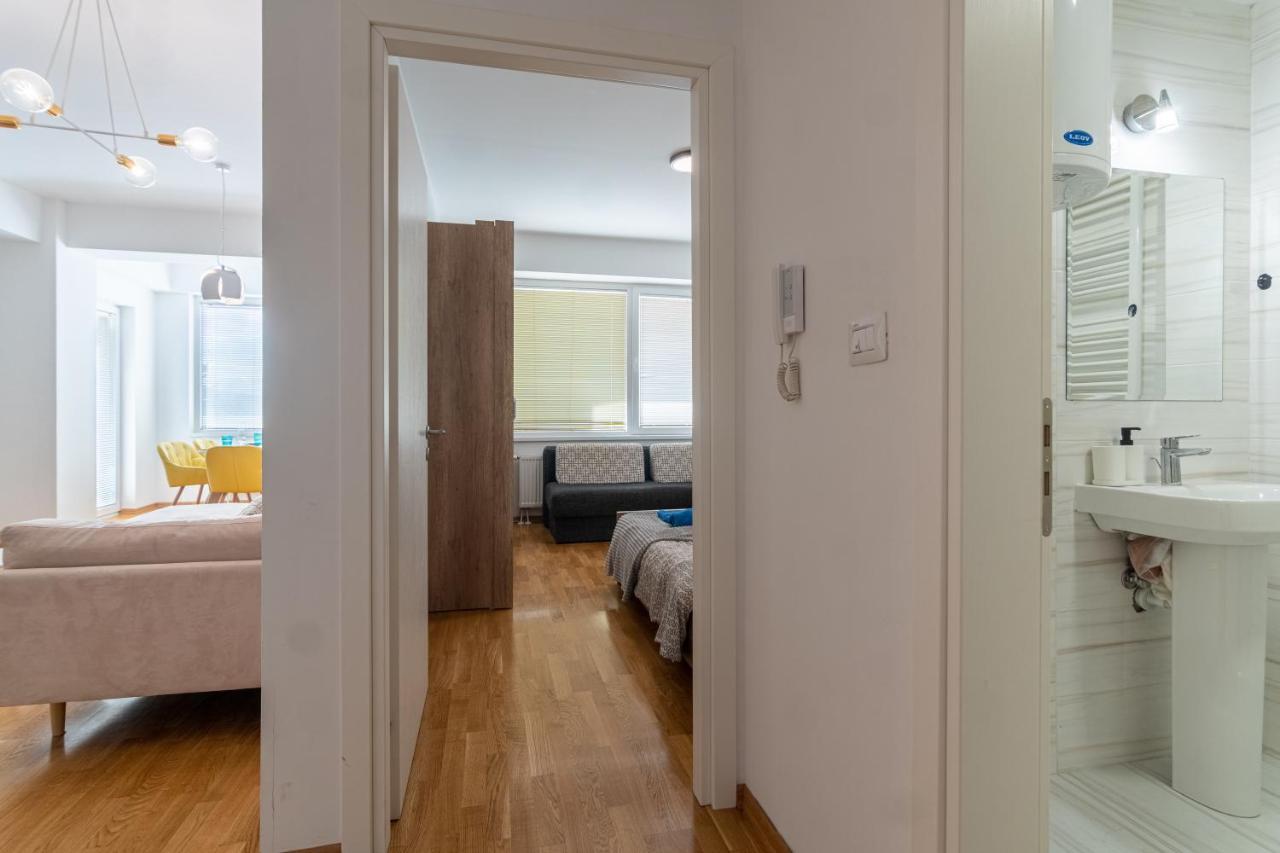 High-End Spacious Apartment Next To City Mall Skopje Bagian luar foto