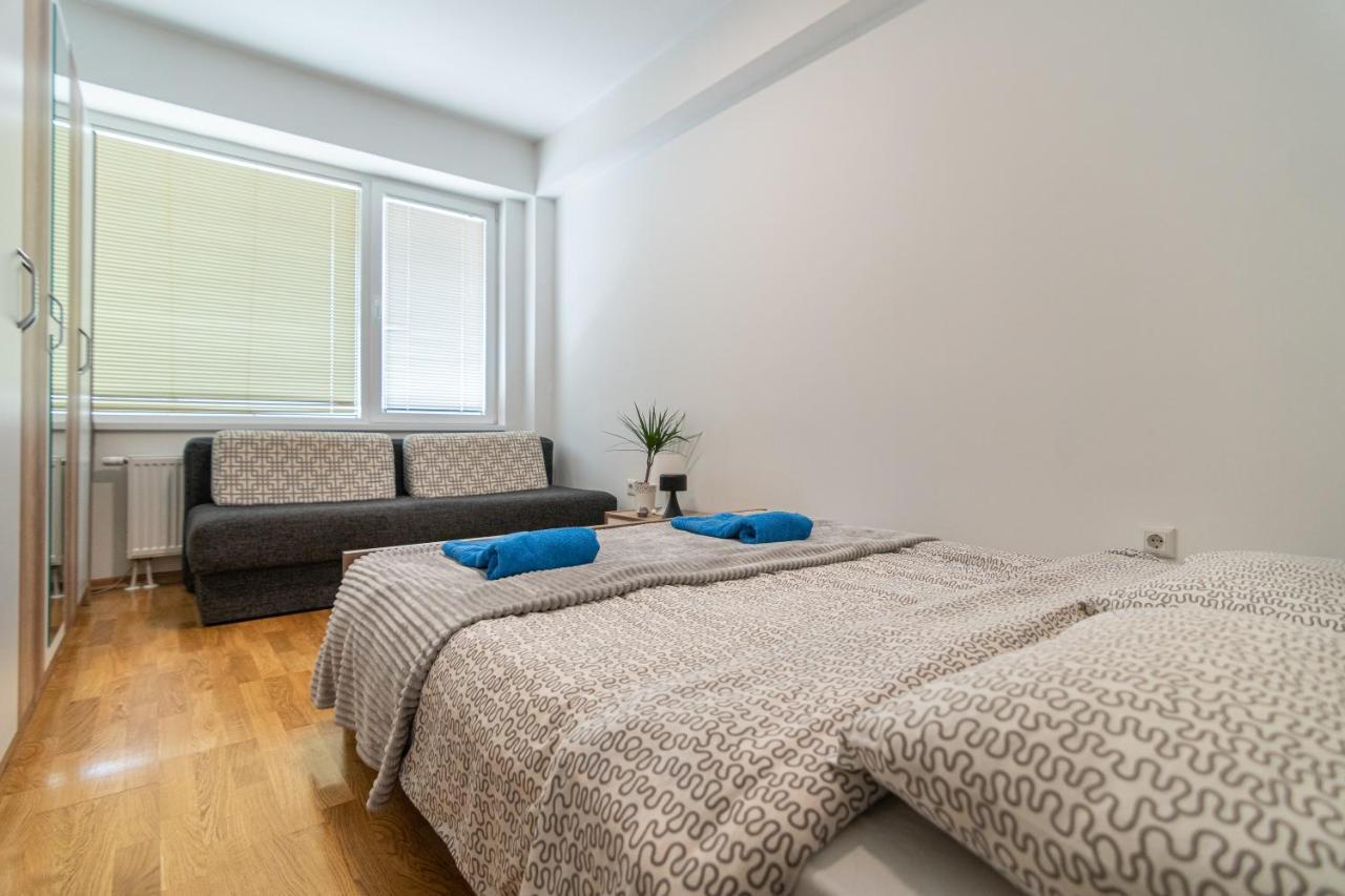 High-End Spacious Apartment Next To City Mall Skopje Bagian luar foto